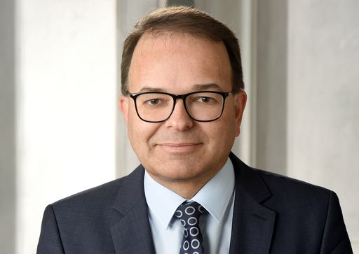  Frank Roselieb (52) ist seit 1998
geschäftsführender Direktor des Kieler Instituts für Krisenforschung
("Krisennavigator"), ein Spin-Off der Universität Kiel. Er ist
Mitglied in zahlreichen Krisen- und Katastrophenstäben. Während der
Corona-Pandemie berät er u.a. den Ministerpräsidenten des Landes
Schleswig-Holstein. In ehrenamtlicher Funktion ist der
Wirtschaftswissenschaftler seit 2003 das geschäftsführende
Vorstandsmitglied der Deutschen Gesellschaft für Krisenmanagement
e.V. (DGfKM), Berufsverband der Krisenmanager und Krisenforscher in
Deutschland, Österreich, der Schweiz und Liechtenstein mit Sitz in
Hamburg.