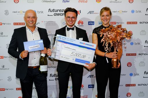 Vorschau Bild von Philipp Efferl (Medical Data Engineer medaia)
durfte für SkinScreener den Award den Publikumspreis entgegennehmen