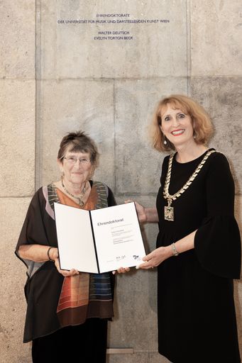 Evelyn Torton Beck und Rektorin Ulrike Sych