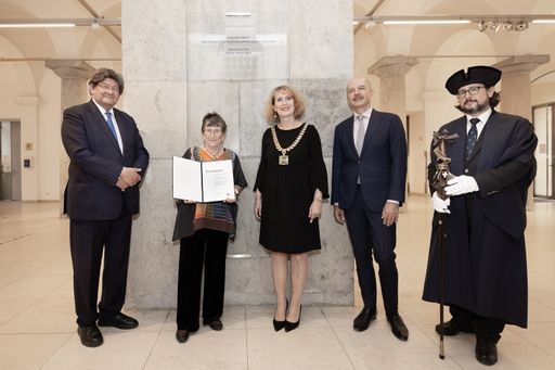 Vorschau Bild von Stefan Zapotocky (Vorsitzender des
Universitätsrates der mdw), Evelyn Torton Beck, Rektorin Ulrike
Sych, Johannes Marian (Vorsitzender des Senats der mdw), Clemens
Aigner (Pedell)