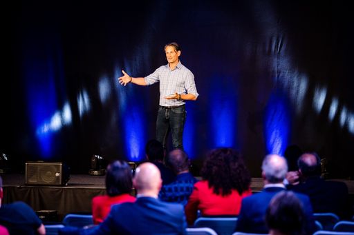  Executive Coach Andreas Fritsch überzeugt als
Redner beim 7. Internationalen Speaker-Slam.