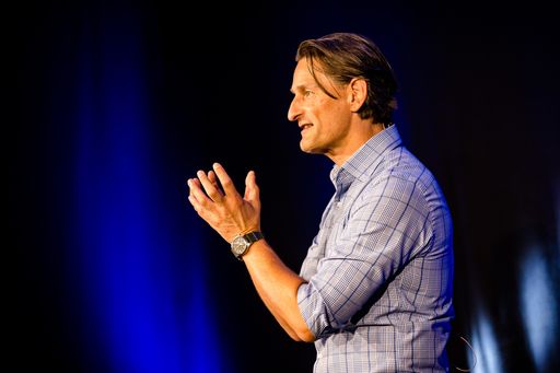 Vorschau Bild von Andreas Fritsch überzeugt beim 4-minütigen Speaker
Slam mit seiner Rede über die „Macht der Talente“.