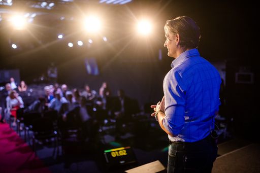 Vorschau Bild von 80 TeilnehmerInnen, acht Nationen, fünf Sprachen,
ein Weltrekord: Andreas Fritsch überzeugt als Redner beim 7.
Internationalen Speaker-Slam.