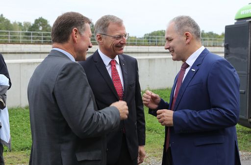 Vorschau Bild von Wels Strom Geschäftsführer Franz Gruber,
Landeshauptmann Thomas Stelzer, Wels Strom Geschäftsführer Friedrich
Pöttinger