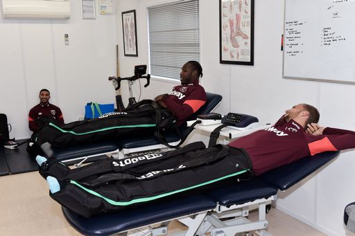 Fußballer von West Ham United regenerieren in Reboots Recovery
Boots / Weiterer Text über ots und www.presseportal.de/nr/158466 /
Die Verwendung dieses Bildes ist für redaktionelle Zwecke unter
Beachtung ggf. genannter Nutzungsbedingungen honorarfrei.
Veröffentlichung bitte mit Bildrechte-Hinweis.