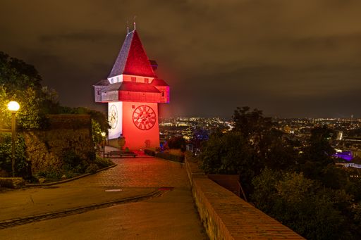Berufs-EM startet mit Eröffnungsfeier: Grazer
Uhrturm erstrahlt in Skills-Farben