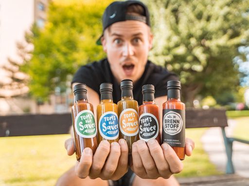 Tom Hlatky mit allen ausgezeichneten Chili-Saucen