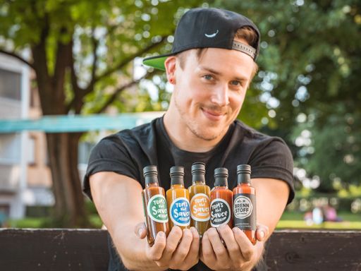 Vorschau Bild von Tom Hlatky mit allen ausgezeichneten Chili-Saucen.