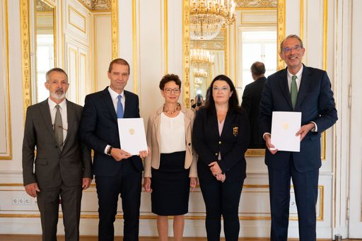 Vorschau Bild von Am Bild v.l.n.r.: Georg Kaser, wissenschaftlicher
Vizepräsident; Christof Gattringer, Präsident; Ellen Zechner,
wissenschaftliche Vizepräsidentin; Ursula Jakubek, Kaufmännische
Vizepräsidentin; Wissenschaftsminister Heinz Faßmann.