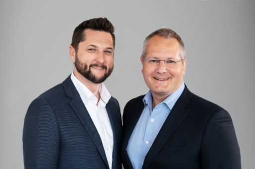 Vorschau Bild von (v.l.n.r.) Damian Izdebski, Gründer und CEO von techbold; Gerald
Reitmayr, COO techbold