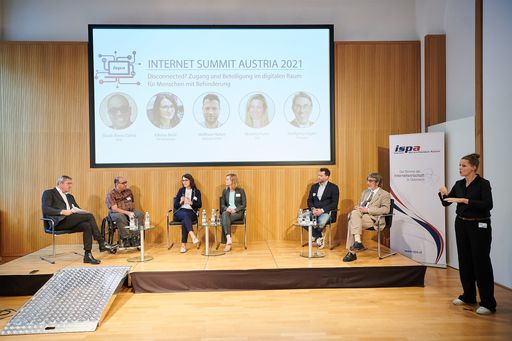 Vorschau Bild von Podiumsdiskussion mit Shadi Abou-Zahra (W3C), Edvina Bešić (PH
Steiermark), Wolfram Huber (doloops GmbH), Victoria Purns (FFG) und
Wolfgang Zagler (Tetragon). Moderiert wurde die Diskussion von Franz
Zeller (Ö1). Die Diskussion wurde simultan in Gebärdensprache
übersetzt.