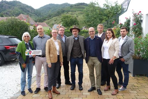Vorschau Bild von v.l.n.r.: Dagmar Schratter, Vorständin Blühendes
Österreich; Ronald Würflinger, GF Blühendes Österreich; Ingeborg
Hödl, GF Welterbegemeinden Wachau; Johann Riesenhuber, Bürgermeister
von Dürnstein; Franz Reiterlechner, Bio-Schäfer und Landwirt;
Andreas Nunzer, Obmann Welterbegemeinden Wachau und Bürgermeister
von Spitz; Hannes Seehofer, Projektleiter Naturschutz,
Welterbegemeinden Wachau; Eva Zwanzinger, BILLA Vertriebsmanagerin;
Andreas Denk, Vizebürgermeister von Weißenkirchen in der Wachau