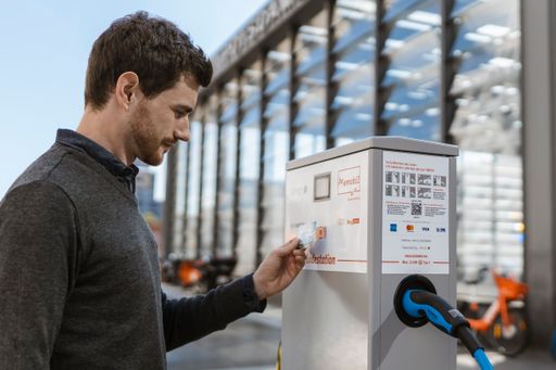 Bequemes Zahlen ist ein Treiber für die Elektromobilität /
Spontan das E-Auto laden: Kartenzahlung entspricht den Gewohnheiten
von Elektromobilisten / Weiterer Text über ots und
www.presseportal.de/nr/134214 / Die Verwendung dieses Bildes ist für
redaktionelle Zwecke unter Beachtung ggf. genannter
Nutzungsbedingungen honorarfrei. Veröffentlichung bitte mit
Bildrechte-Hinweis.