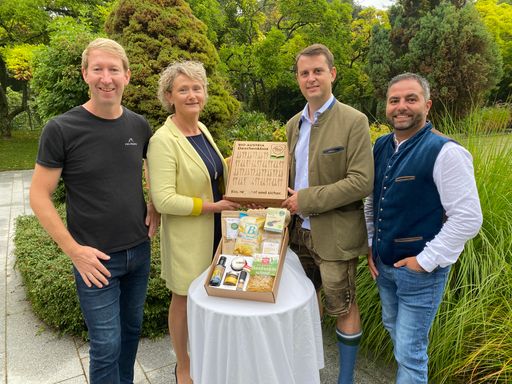 Präsentation der BIO AUSTRIA Genussbox durch BIO
AUSTRIA Obfrau Grabmann sowie Vertreter von Partnerbetrieben des
Bio-Verbandes