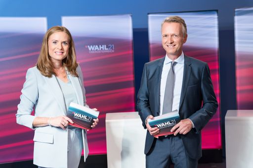 Vorschau Bild von Maria Theiner und ORF Oberösterreich-Chefredakteur
Klaus Obereder berichten am Wahlsonntag live aus der
Landeswahlzentrale im Linzer Ursulinenhof.