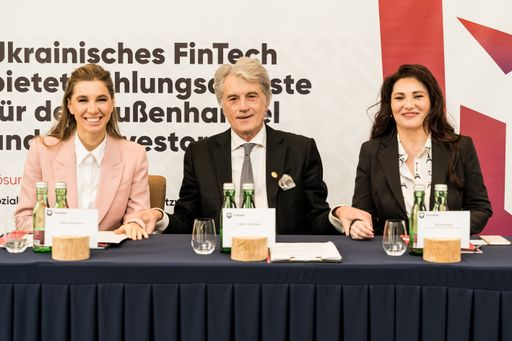  Leo-CEO Alena Shevtsova, Ex-Präsident der Ukraine,
Viktor Juschtschenko, Leo-Aufsichtsratsvorsitzender und Halina
Keilo, Vorsitzende des Verbands der ukrainischen
Zahlungsverkehrsanbieter.