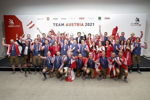 EuroSkills2021: Alle österreichischen
Medaillen-Gewinnerinnen und Gewinner, gemeinsam mit Harald Mahrer
(Präsident WKÖ), Josef Herk (Präsident WK Steiermark), BM Margarete
Schramböck (BMDW) und Sektionschefin Doris Wagner (BMBWF).