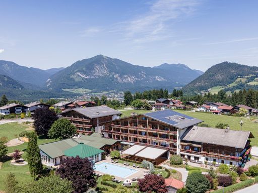  Das neueröffnete 4 Sterne Hotel Pirchnerhof in
Reith im Alpbachtal kombiniert Gesundheit mit Genuss, Bewegung sowie
traditionellem und modernem Wissen. Im Zuge der Neuerungen wurden
neben der Rezeption, dem Eingang, der Bar und dem Restaurant ein
Großteil der Zimmer renoviert.