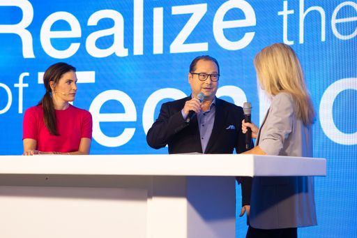 Adolf Markones, Executive Managing Director Ingram Micro
Österreich, eröffnet mit den Ö3-Moderatorinnen Elke Rock und Olivia
Peter die Ingram Micro TOP21 VIRTUAL EDITION.