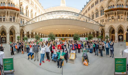 Foto von Zsolt Marton Mehr als 50 Wiener
Selbsthilfegruppen und Organisationen stellten beim Tag der
Selbsthilfe im Wiener Rathaus ihr niederschwelliges Angebot vor.