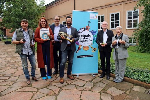 Start des Projekts "Leipzig liebt Regionales" im Grassimuseum
Leipzig (v.l.): Gunter Kahlo (Trüffelhandel & Trüffelanbau,
Eilenburg), Andrea Hiller (Hillerei Mosaik, Dreiskau-Muckern),
Volker Bremer (Leipzig Tourismus und Marketing GmbH,
Geschäftsführer), Matthias Vogt (Vogt instruments, Leipzig), Volker
Umbreit und Hannelore Umbreit (Sornziger Wilde, Mügeln) / Weiterer
Text über ots und www.presseportal.de/nr/70361 / Die Verwendung
dieses Bildes ist für redaktionelle Zwecke unter Beachtung ggf.
genannter Nutzungsbedingungen honorarfrei. Veröffentlichung bitte
mit Bildrechte-Hinweis.