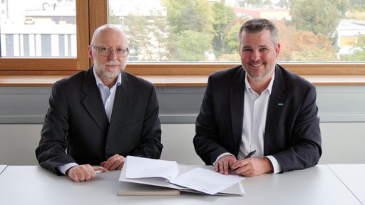 Alessandro Cimatti, Direktor des DICenters am
Forschungsinstitut Fondazione Bruno Kessler (links im Bild) und
Gerald Murauer, Geschäftsführer bei Silicon Austria Labs.