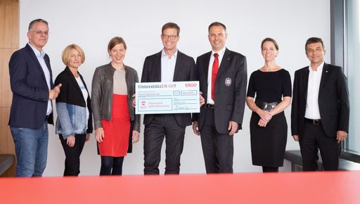  v. l. n. r.: Roland Wallner (Hilfswerk, Stv.
Geschäftsführer), Nicola Antesberger (Diakonie, Leitung
Unternehmenskooperationen), Judith Ranftler (Volkshilfe, Leitung
Kinderarmut), Dr. Philipp Wassen-berg (ERGO Versicherung AG,
Vorstandsvorsitzender), Peter Kaiser (Österreichisches Rotes Kreuz,
Stv. Generalsekretär), Anna Parr (Caritas Österreich,
Generalsekretärin), Wolfgang Dihanits (Sama-riterbund,
Geschäftsführer)