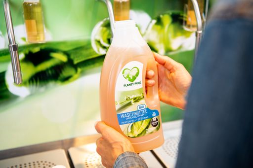 Vorschau Bild von An zukünftig 126 dm Standorten, also jeder dritten
dm Filiale, können Bio-Reinigungsmittel von Planet Pure in
wiederverwendbare Flaschen nachgefüllt werden.