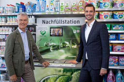 dm Nachfüllstation & Planet Pure Kooperation im
Bild: Alain Bauwens.Geschäftsführer Planet Pure und Christian
Freischlager.Ressortleiter Marketing & Einkauf dm drogerie markt
Foto: Neumayr/Leo 23.08.2021