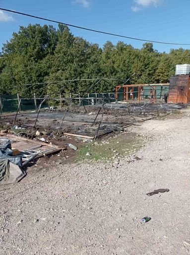 Vorschau Bild von Dieses Bild machten österreichische AktivistInnen
heute Früh nach dem gestrigen Brand.