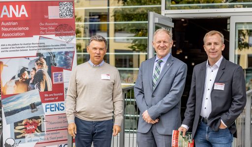 Vorschau Bild von ANA-Präsident Francesco Ferraguti, PMU-Rektor
Wolfgang Sperl und Sébastien Coulliard-Després (ANA-Bordmember)