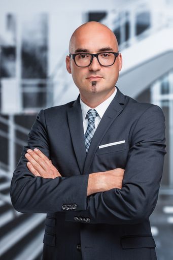 Christian Stoll unterstützt das Geschäftsführer Duo
Herbert Weber und Michael Macheiner in der Lagermax Internationale
Spedition GmbH als Geschäftsführer und Chief Operating Officer.