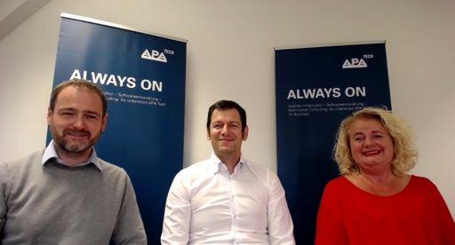 Wie wird ein Team oder eine Organisation agil, was
bedeutet das für Belegschaft und Kundenbeziehungen und was macht ein
„Agile Coach“? Im letzten APA-Tech-Insight des Jahres, am Mittwoch,
29.9.2021, widmeten sich APA-IT-Geschäftsführer Clemens Prerovsky
(Mitte) und Enterprise Agile Coach Michael Kirchberger (links im
Bild) Vorteilen, Missverständnissen und Fragen rund um das Thema
„Agiles Arbeiten“. Moderation APA-CMO Barbara Rauchwarter (rechts im
Bild).