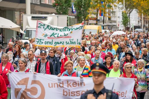Trommeln, Megaphone, Sprechchöre, Transparente, Trillerpfeifen,
Ratschen: Mit viel Lebensfreude und ein wenig Augenzwickern feierten
rund 500 KlubbesucherInnen, BewohnerInnen der Häuser zum Leben in
Mariahilf und Neubau und das Team der PensionistInnenklubs für die
Stadt Wien im Rahmen einer Parade ihren 75. Geburtstag.