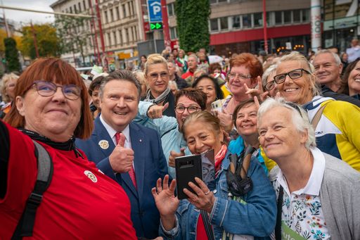 Vorschau Bild von „Nach dem Krieg als Wärmestuben gegründet, sind die 150
PensionistInnenklubs in ganz Wien heute längst eine moderne
Freizeiteinrichtung mit einem abwechslungsreichen Programm“, so
Bürgermeister Michael Ludwig, der es sich nicht nehmen ließ, den
KlubbesucherInnen und den MitarbeiterInnen am Christian-Broda-Platz
bei der Abschlusskundgebung zu gratulieren.