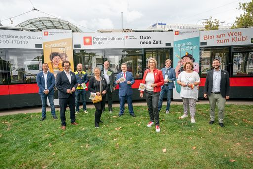 Vorschau Bild von Als Abschluss der Parade gab es noch für alle TeilnehmerInnen
köstliche Snacks aus den Frischküchen der Häuser zum Leben und
Tanzvorführungen sowie ein Live-Geburtsständchen von Jazz Gitti.
Interessierte konnten am Urban-Loritz-Platz noch die eigens
gebrandete PensionistInnenklub-Bim bewundert, die die nächsten
Monate durch Wien touren wird.