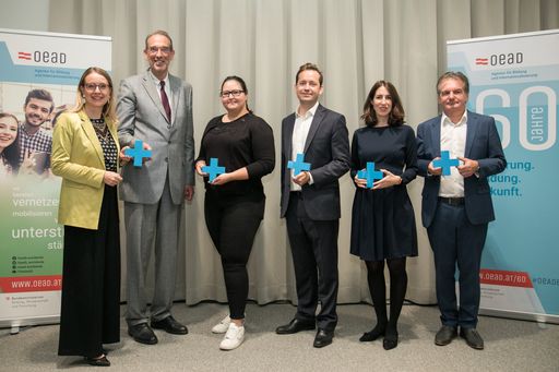 https://www.apa-fotoservice.at/galerie/26624 Im Bild v.ln.r.:
Margarete Schramböck (Bundesministerin für Digitalisierung und
Wirtschaftsstandort), Heinz Faßmann (Bundesminister für Bildung,
Wissenschaft und Forschung), Milicia Ognjanovic (Speditionskauffrau,
war mit Erasmus+ Berufsbildung 2019 in Spanien), Jakob Calice
(Geschäftsführer, OeAD – Agentur für Bildung und
Internationalisierung), Amelie Groß ( Vizepräsidentin,
Wirtschaftskammer Österreich), Kurt Schmid (Institut für
Bildungsforschung der Wirtschaft)