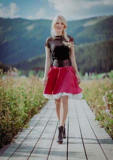 Zum LederHosenRock-Album darf natürlich in der
Kollektion ein Rock-Outfit nicht fehlen.