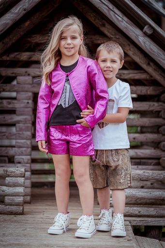 Vorschau Bild von Besonders die kleinen Melissa-Fans können sich
darauf freuen das gleiche Outfit wie ihr Idol anziehen zu können.