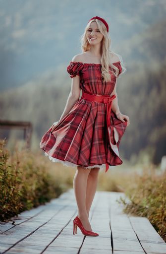 Vorschau Bild von Romantisch verspielt ist das Bergbauernbuam-Kleid
für Damen und Mädchen das perfekte Sommeroutfit.