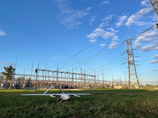 Bei diesem aktuell getesteten Luftfahrzeug handelt es sich um ein
sogenanntes Unmanned Aircraft System (UAS), das bis zu 100
Stundenkilometer schnell und über 100 Kilometer weit automatisiert
und elektrisch fliegen kann.