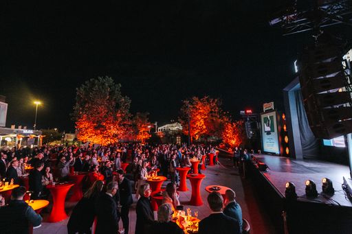 Vorschau Bild von Lady Gaga begeistert mit gestreamtem Konzert in der
Westfield Shopping City Süd und dem Westfield Donau Zentrum