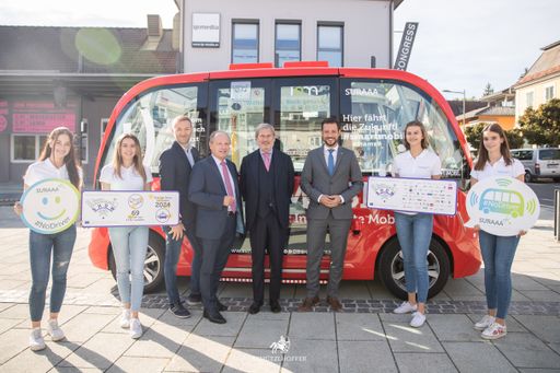  Projektleiter Walter Prutej, Albert Kreiner (Abt.-Leiter Kärntner
Landesregierung), EU-Kommissar Johannes Hahn und Mobilitätslandesrat
Sebastian Schuschnig (v.l.) beim Projektstart in Pörtschach.