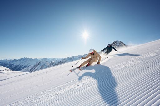  Es ist angerichtet: Der Stubaier Gletscher startet
den Winterbetrieb am Freitag, 8. Oktober 2021. In nur 45 Minuten von
Innsbruck aus erreichbar, bietet der Stubaier Gletscher Einsteigern,
Fortgeschrittenen und Profis beste Bedingungen für die ersten
Schwünge der Saison.