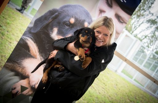 Verteidigungsministerin Klaudia Tanner mit einem Hundewelpen