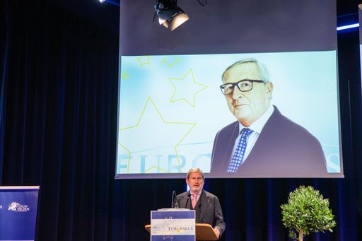 Vorschau Bild von Der aus gesundheitlichen Gründen nur zugeschaltete
EUROPAEUS-Preisträger Jean-Claude Juncker mit Laudator Johannes
Hahn.