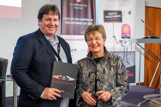 https://www.apa-fotoservice.at/galerie/26691 Im Bild vLnR: Peter
Lieber (Präsident VÖSI) und Keynote Speakerin Gerti Kappel (Dekanin
der Fakultät für Informatik, TU Wien) vor Beginn des VÖSI Software
Day 2021: Was KI leisten kann.