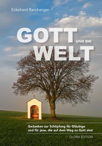  Kleine Kapelle, die allein auf einer Wiese in
Oberbayern bei Sonnenaufgang mit einem leichten Nebel steht