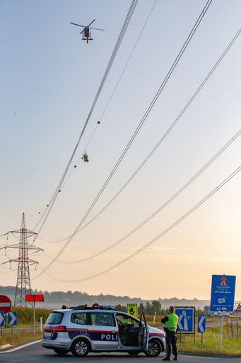 Vorschau Bild von Der genaue Zeitpunkt der Arbeiten wurde für jede
einzelne der betreffenden Gemeinden mit Bedacht gewählt und mit
allen wichtigen Partnern koordiniert: Etwa mit Polizei
(Verkehrsregelung, Autobahnsperren), ASFINAG (Stauabsicherung) oder
ÖBB (Zugpausen).