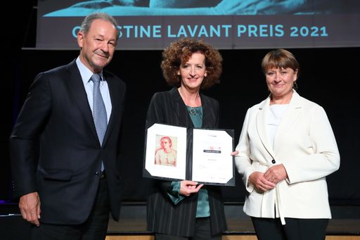  https://www.apa-fotoservice.at/galerie/26635 Im Bild v.l.n.r.:
Mag. Norbert Zimmermann (Berndorf AG), Maja Haderlap
(Lavant-Preisträgerin) und Dr. Herta Stockbauer (BKS Bank)